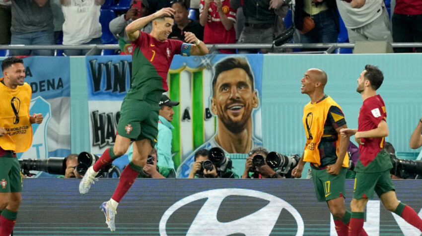 Cristiano Ronaldo celebra su gol ante Ghana con la imagen de Messi en el fondo.