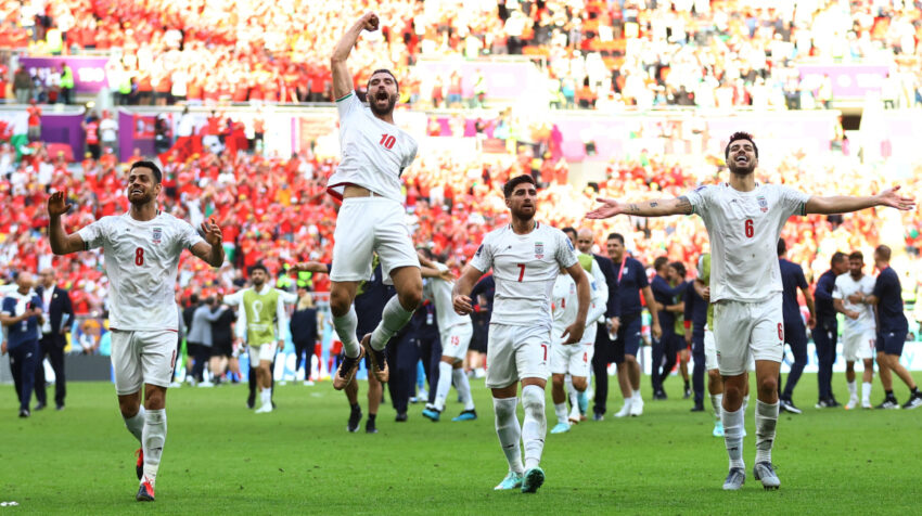 Los jugadores de Irán celebran su victoria ante Gales.