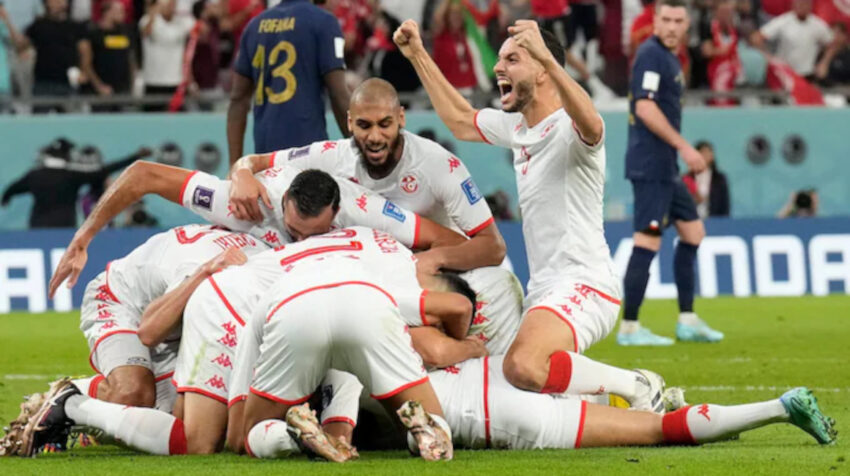Los jugadores de Túnez celebran después de ganar a Francia.