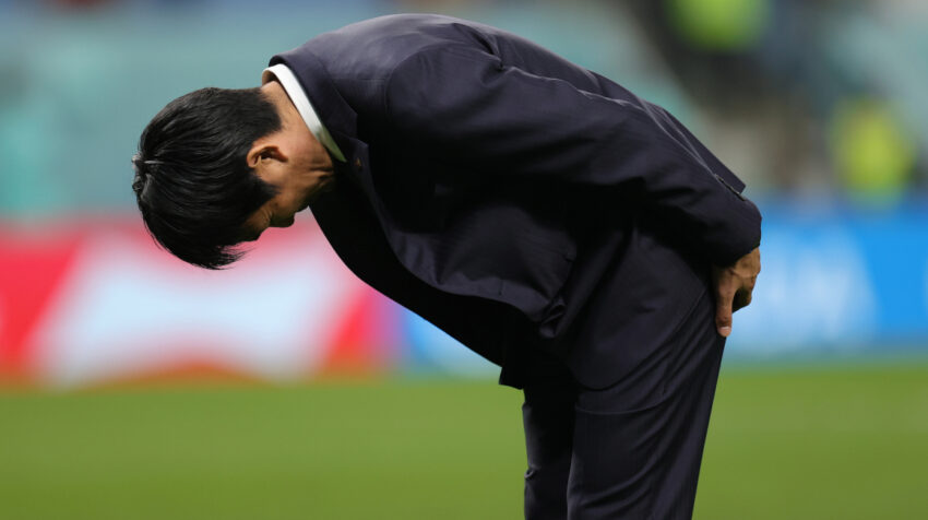 Hajime Moriyasu, DT de Japón, se disculpa con la afición tras la eliminación ante Croacia.