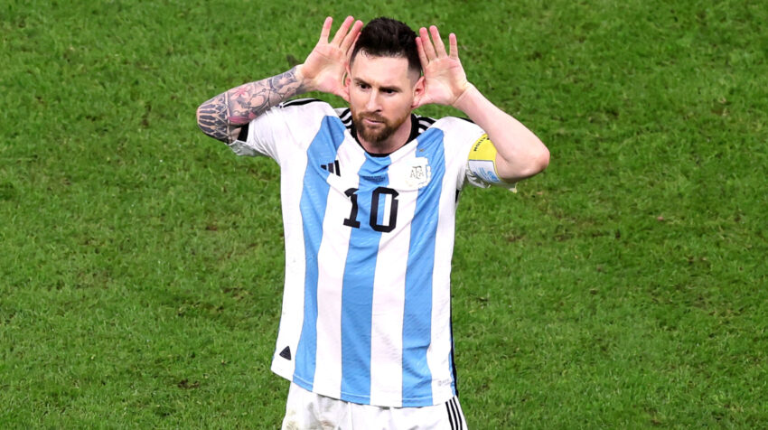 Lionel Messi festeja a lo 'Topo Gigio' ante Países Bajos.