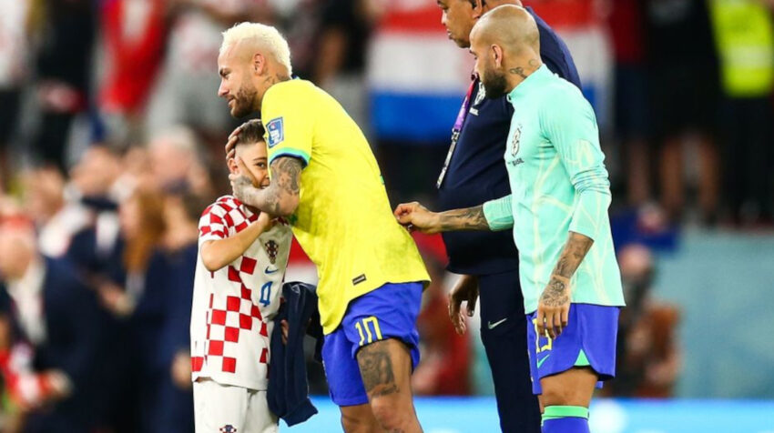 El hijo de Iván Perisic se acerca a consolar a Neymar Jr. 