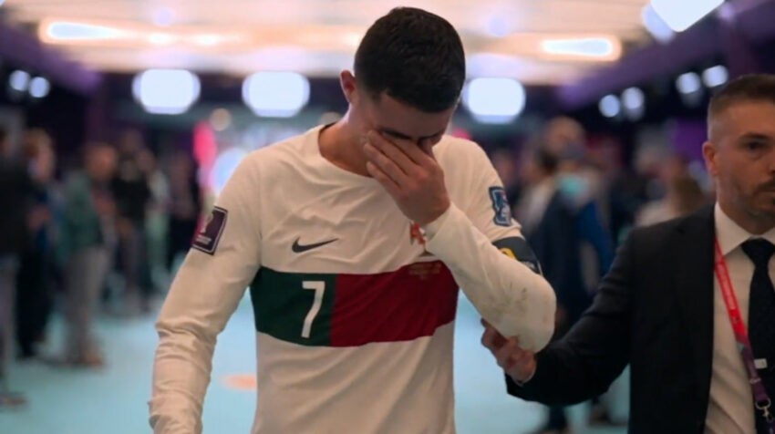 Cristiano Ronaldo se marcha llorando tras la derrota ante Marruecos.