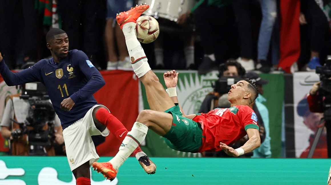 Jawad El Yamiq intenta marcar un gol de 'chilena' ante Francia.