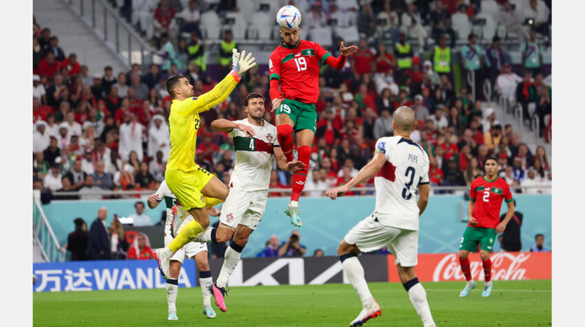Youssef En-Nesyri salta para cabecear y anotar el gol ante Portugal.