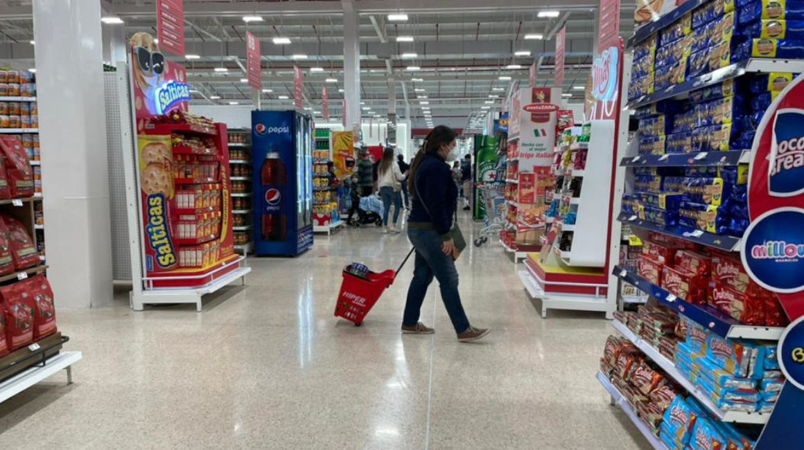 Una mujer realiza compras en un supermercado de Quito, en 2022.