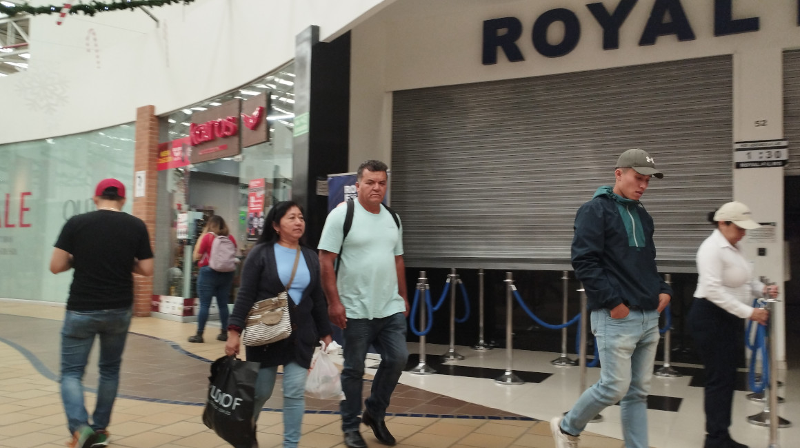 Óscar Tinoco y Pilar Muñoz hacen compras en el centro comercial Único. 