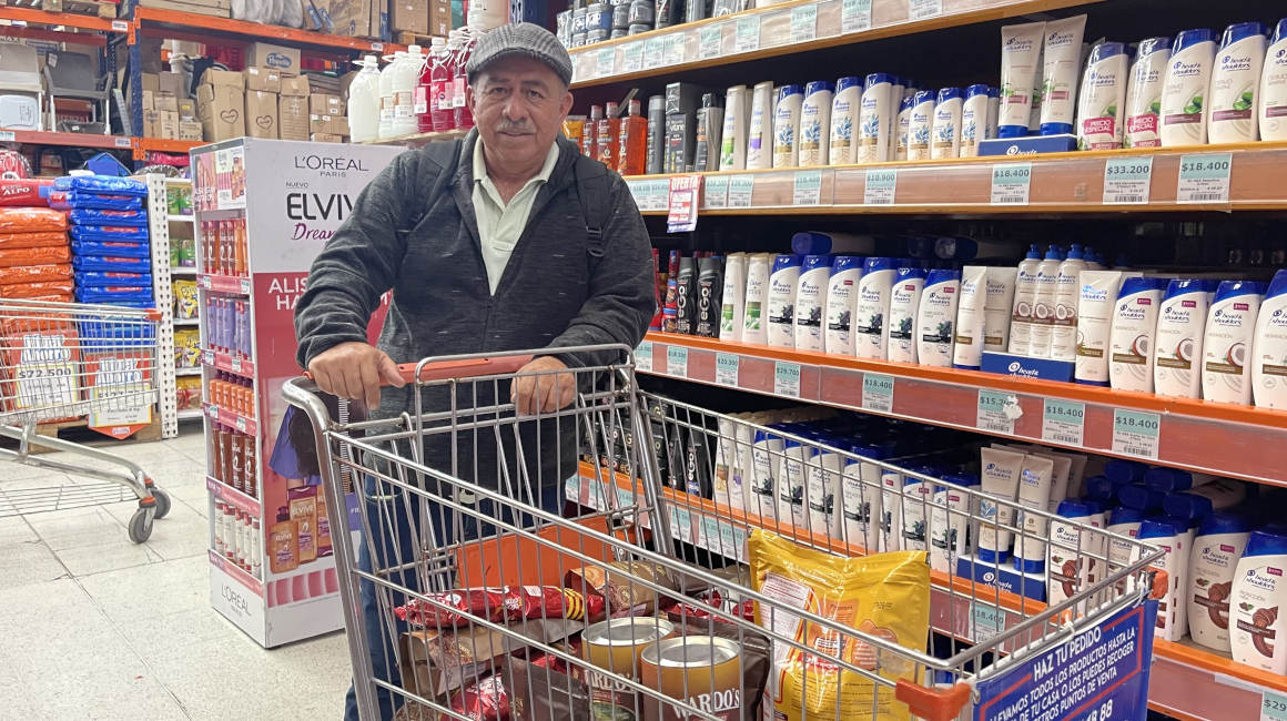 Édison Moreia, comerciante guayaquileño, cuenta los beneficios de comprar con tarjeta de débito en Colombia. 