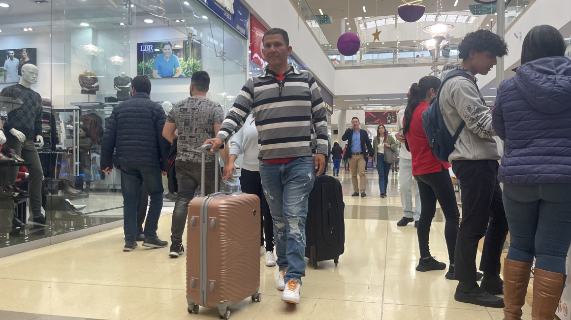 Fernando Velásquez llegó desde Portoviejo e iba con una maleta de 23 kilos por el centro comercial Unicentro. 