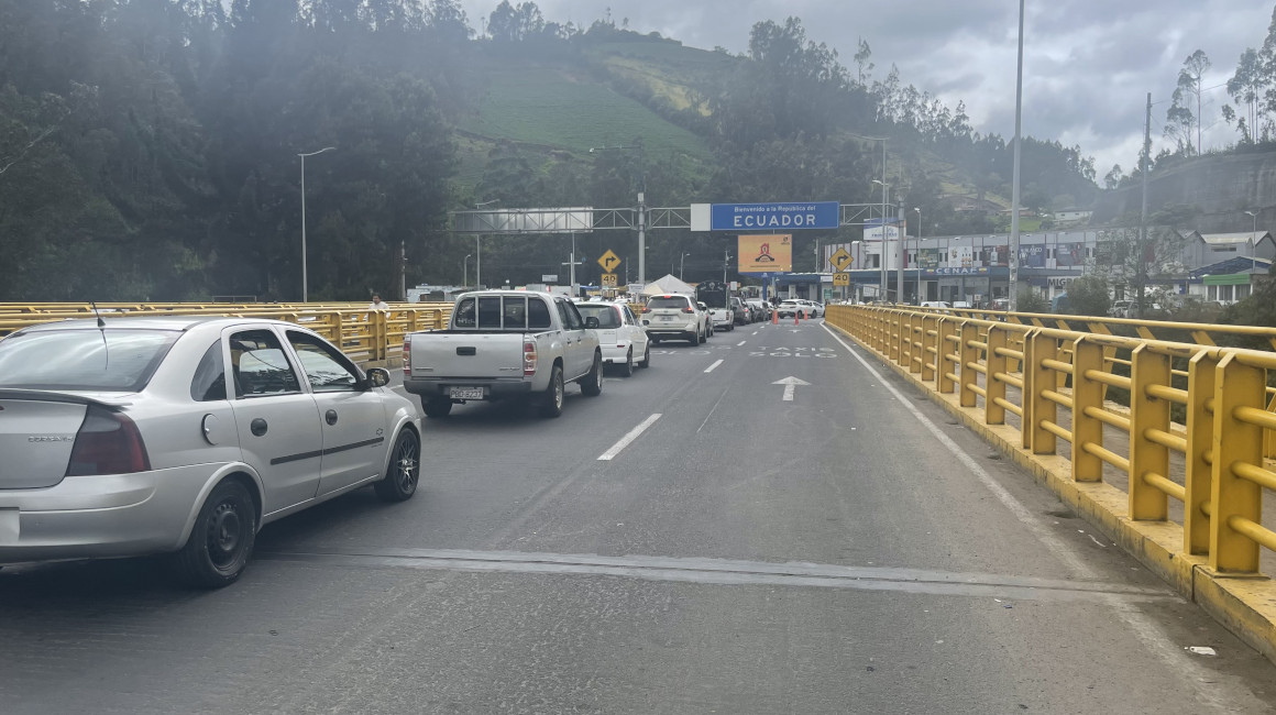 Una fila de carros para regresar a Ecuador. Un agente de la Aduana revisa uno por uno. 