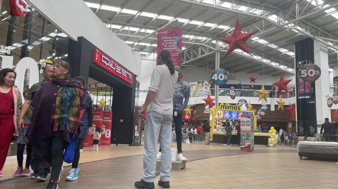Los centros comerciales son los atractivos para los ecuatorianos que llegan a hacer compras. 
