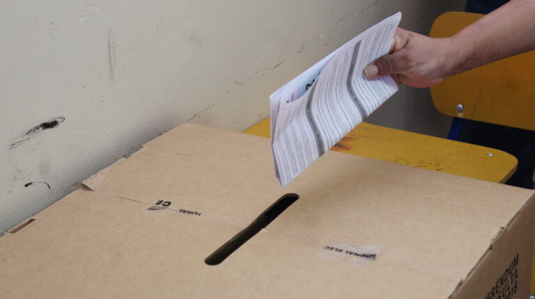 Un ciudadano deposita su voto durante las votaciones para la consulta popular, el 1 de febrero de 2018.