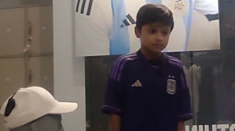 El niño cuencano Benjamín García luce su camiseta de la selección argentina, el 16 de diciembre de 2022.
