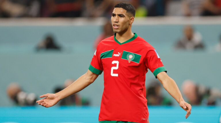 Achraf Hakimi de Marruecos reacciona en el partido ante Croacia por el tercer lugar del Mundial de Qatar, el 17 de diciembre de 2022.