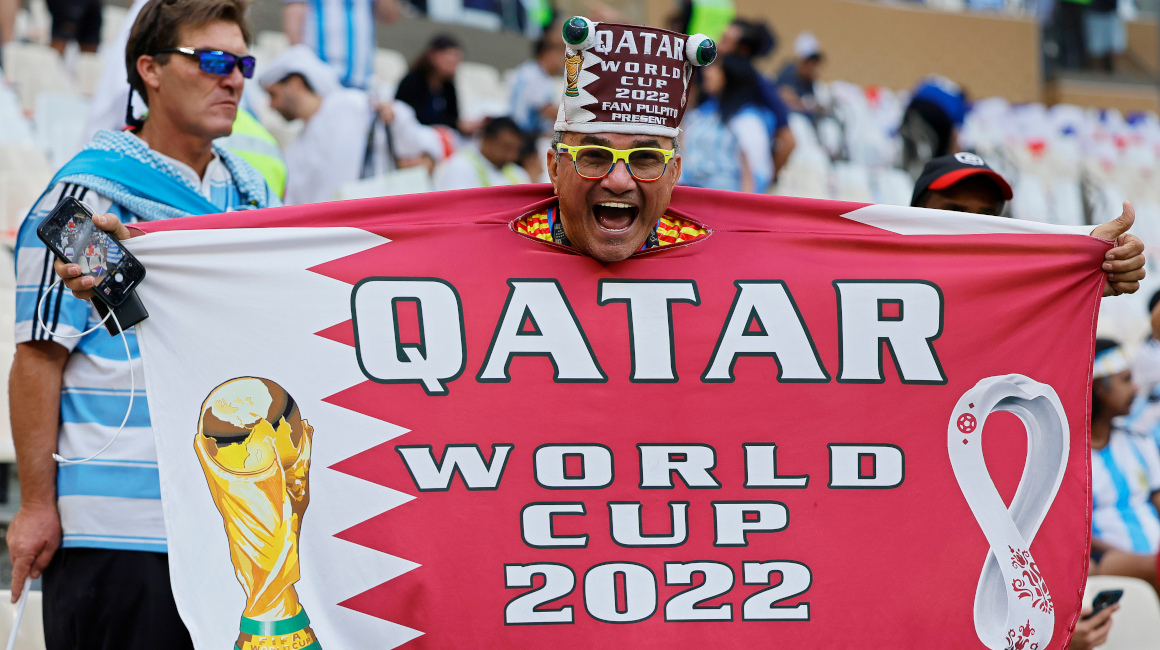 Un hincha con un cartel de la Copa del Mundo en el estadio de Lusail, el 18 de diciembre de 2022.
