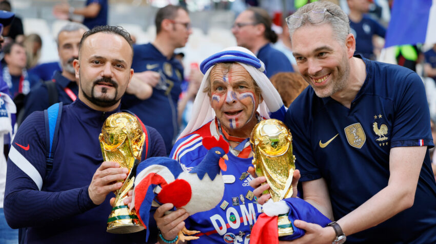 Fanáticos de Francia posan con la Copa del Mundo previo a la final de la edición 2022.