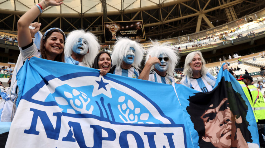 Hinchas de Argentina con una bandera de Napoli y el rostro de Diego Armando Maradona en el estadio de Lusail.