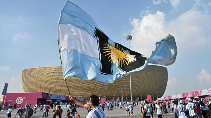 Hincha de Argentina con una bandera con el número 10 desde los exteriores del estadio de Lusail.