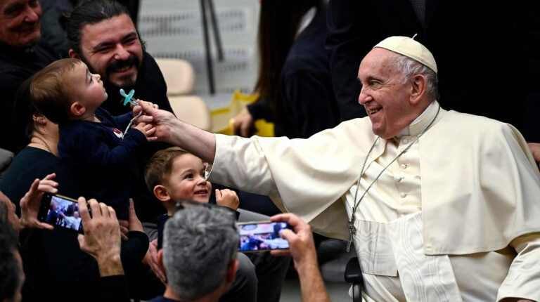 El papa Francisco será operado de urgencia por una hernia