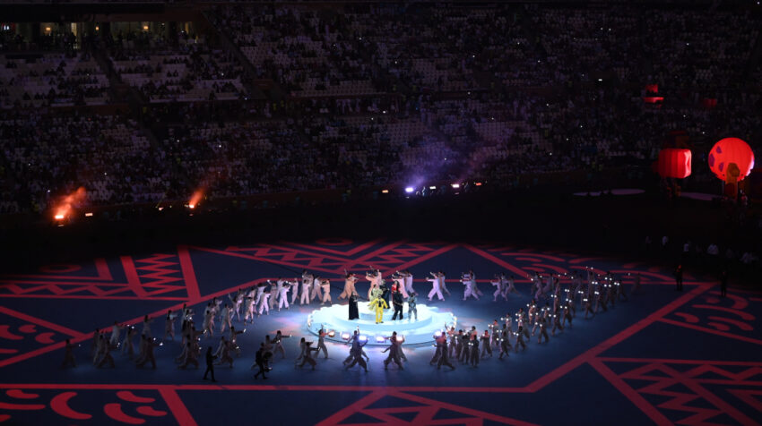 Los artistas cantan en la ceremonia de clausura del Mundial.