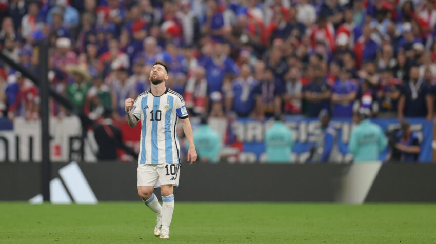 Lionel Messi con el puño arriba luego de convertir el 1-0 de Argentina ante Francia en la final del Mundial, el 18 de diciembre de 2022.