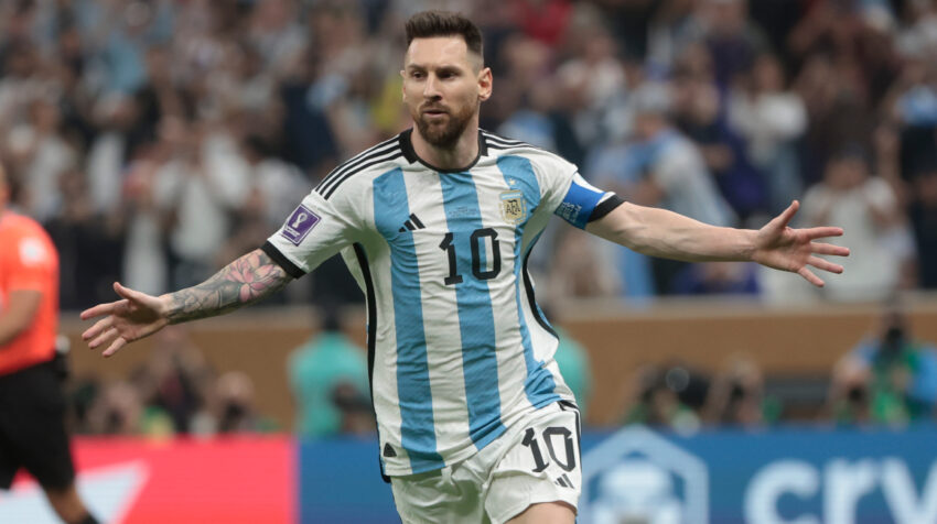 Lionel Messi celebra su gol en la final del Mundial de Qatar, entre Argentina y Francia, el 18 de diciembre de 2022.
