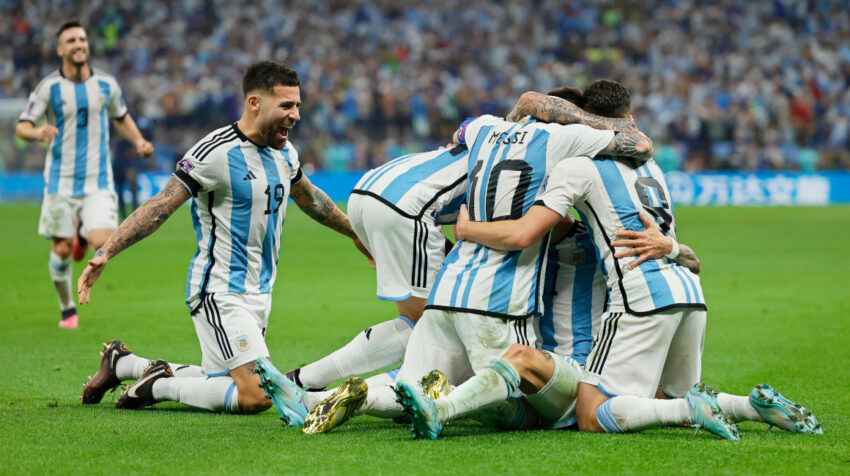 Los jugadores de Argentina festejan uno de los goles ante Francia, en la final del Mundial de Qatar, el 18 de diciembre de 2022. 