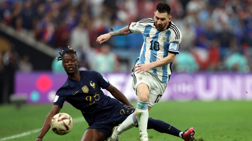 Lionel Messi y Eduardo Camavinga disputan un balón en la final del Mundial, el 18 de diciembre de 2022.