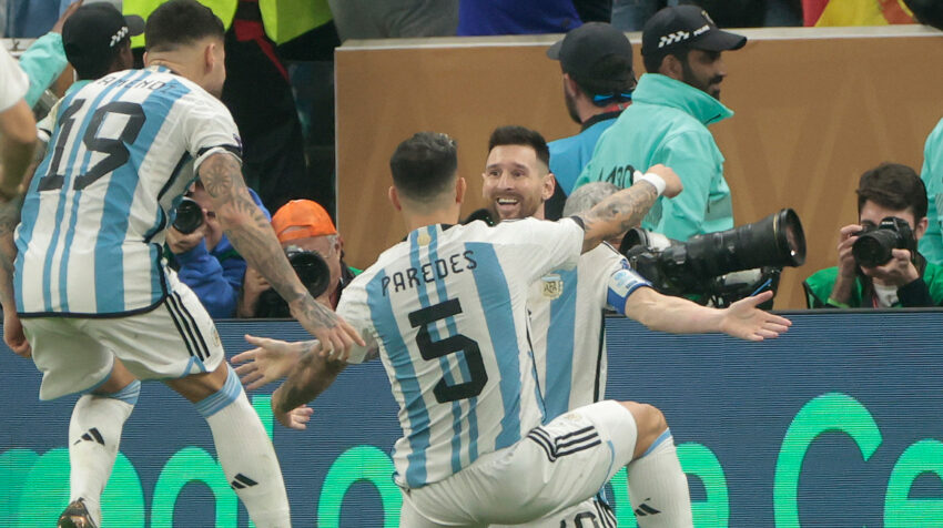 Lionel Messi de Argentina celebra con sus compañeros uno de sus goles en la final de la Copa del Mundo 2022.