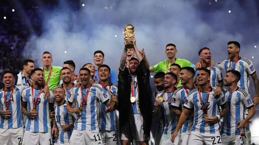 Lionel Messi y Argentina levantan el trofeo de campeones mundiales, el 18 de diciembre de 2022, en Lusail. 