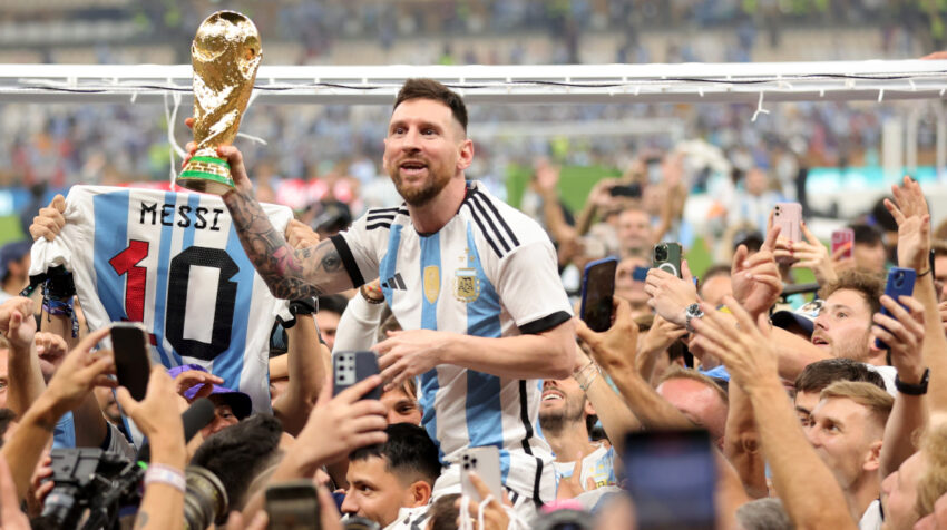 El público levanta a Lionel Messi, quien alza el trofeo de la Copa del Mundo, el 18 de diciembre de 2022.