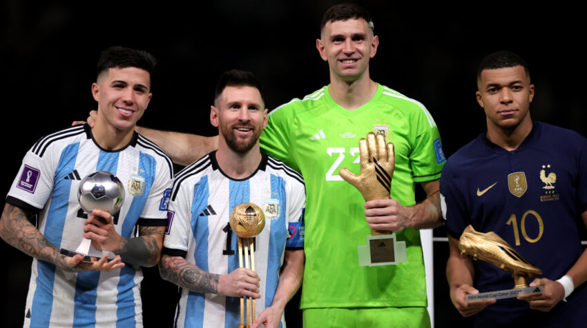 Enzo Fernández, Lionel Messi, Emiliano Martínez y Kylian Mbappé, con sus trofeos individuales.