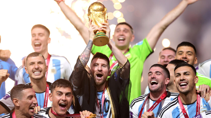 Lionel Messi levanta el trofeo de la Copa del Mundo, el 18 de diciembre de 2022.