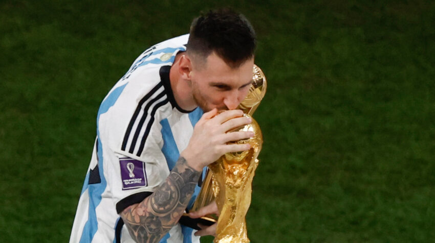 Lionel Messi besa el trofeo de la Copa del Mundo, el 18 de diciembre de 2022, en Qatar.