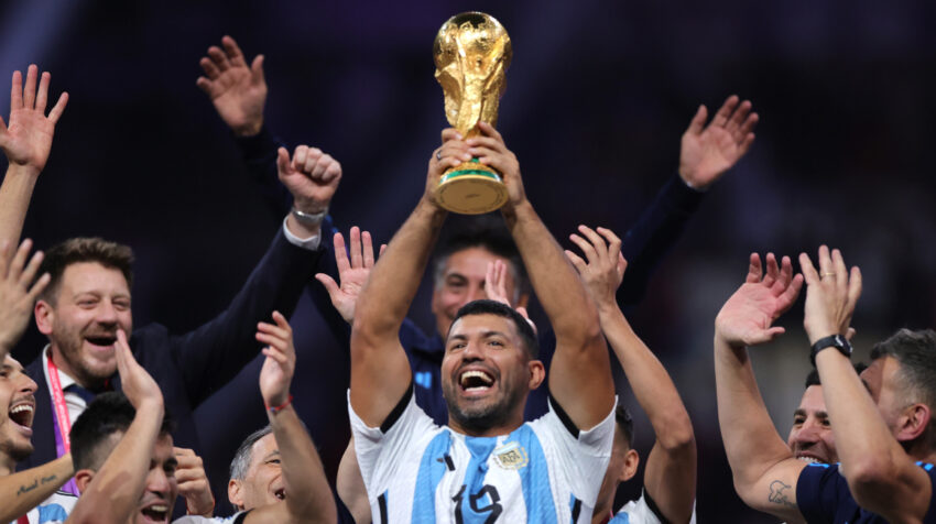 Sergio 'Kun' Agüero levanta el trofeo de la Copa del Mundo, el 18 de diciembre de 2022.