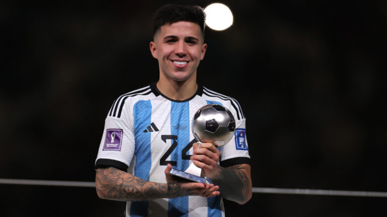 El ganador del premio al Jugador Joven de la FIFA 2022, Enzo Fernández, de Argentina, posa con su trofeo después de la final de la Copa Mundial.