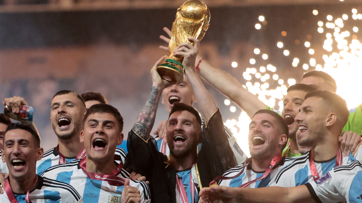 Lionel Messi y sus compañeros levantan la Copa del Mundo de Qatar 2022.