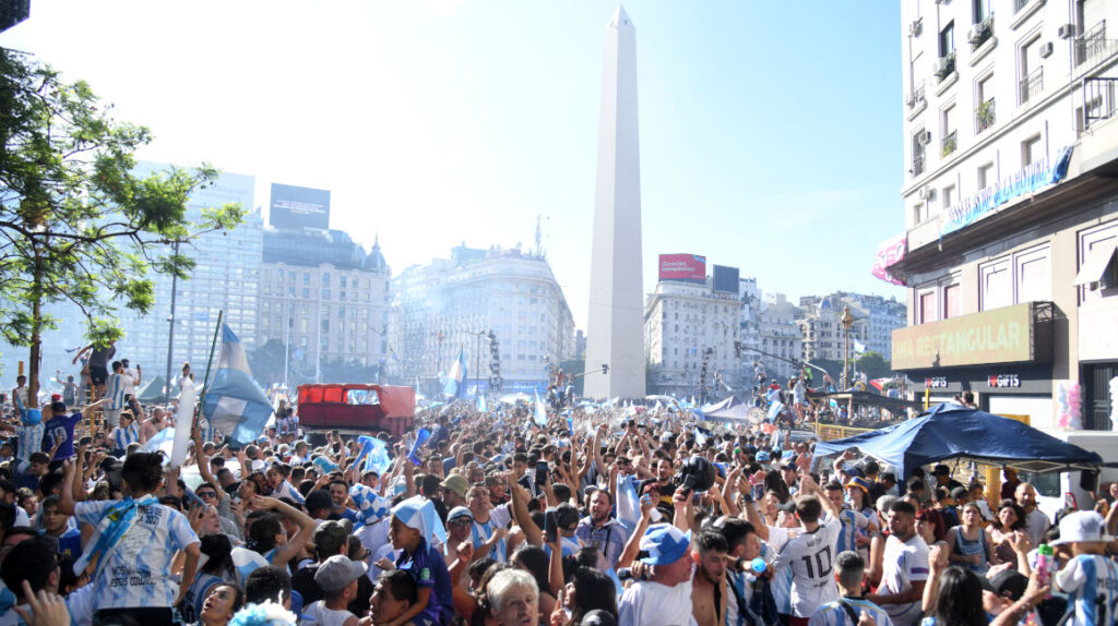 Miles de hinchas argentinos salen a las calles a celebrar