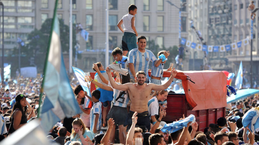 Aficionados de la selección Argentina celebran el título conseguido en la Copa del Mundo Qatar 2022 tras vencer a Francia en la final.