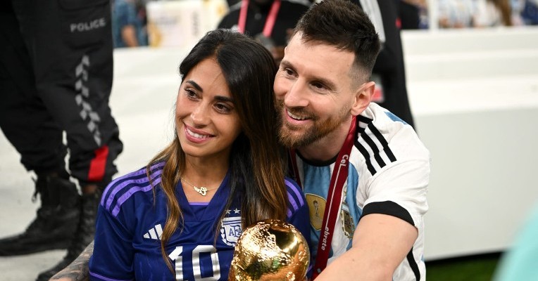 Lionel Messi con su esposa Antonella Roccuzzo y la Copa del Mundo. 