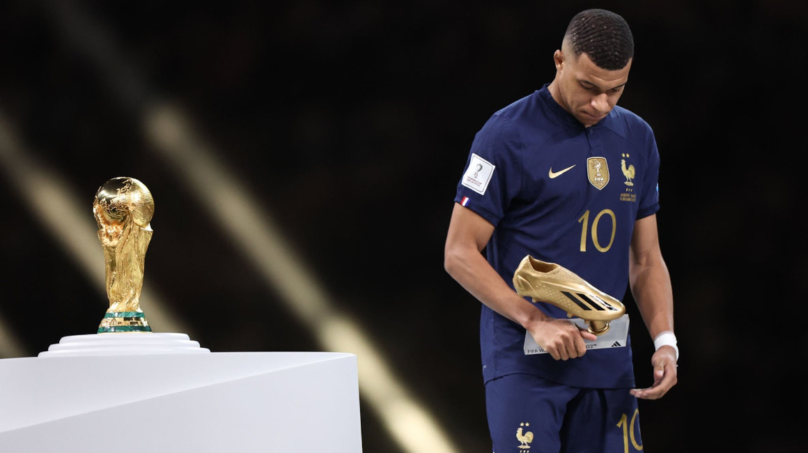 Kylian Mbappé luego de recibir el premio al goleador del Mundial de Qatar 2022.