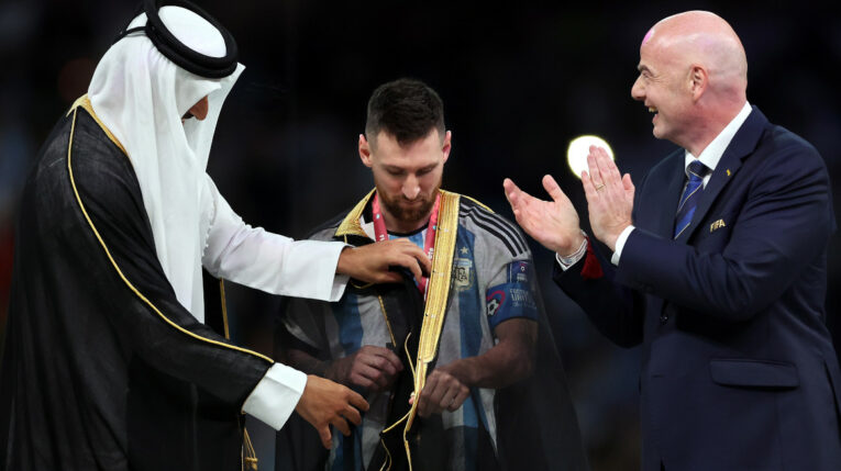 Tamim bin Hamad Al Thani, emir de Qatar, le coloca el bisht a Lionel Messi, el 18 de diciembre de 2022.