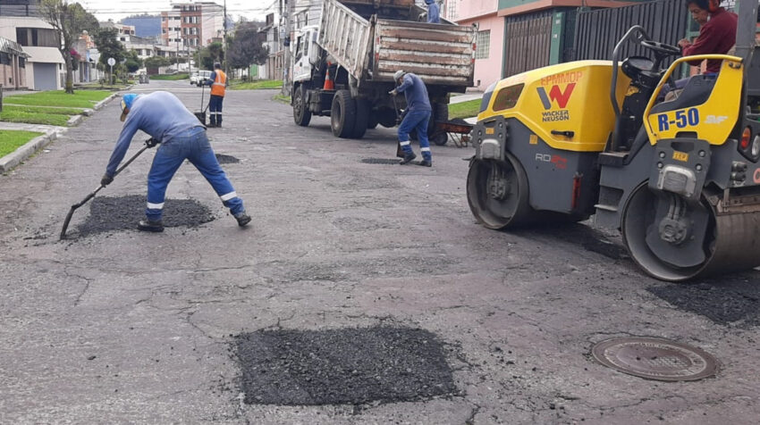 Un trabajador de la Epmmop arregla una vía de Quito, el 16 de noviembre de 2022.