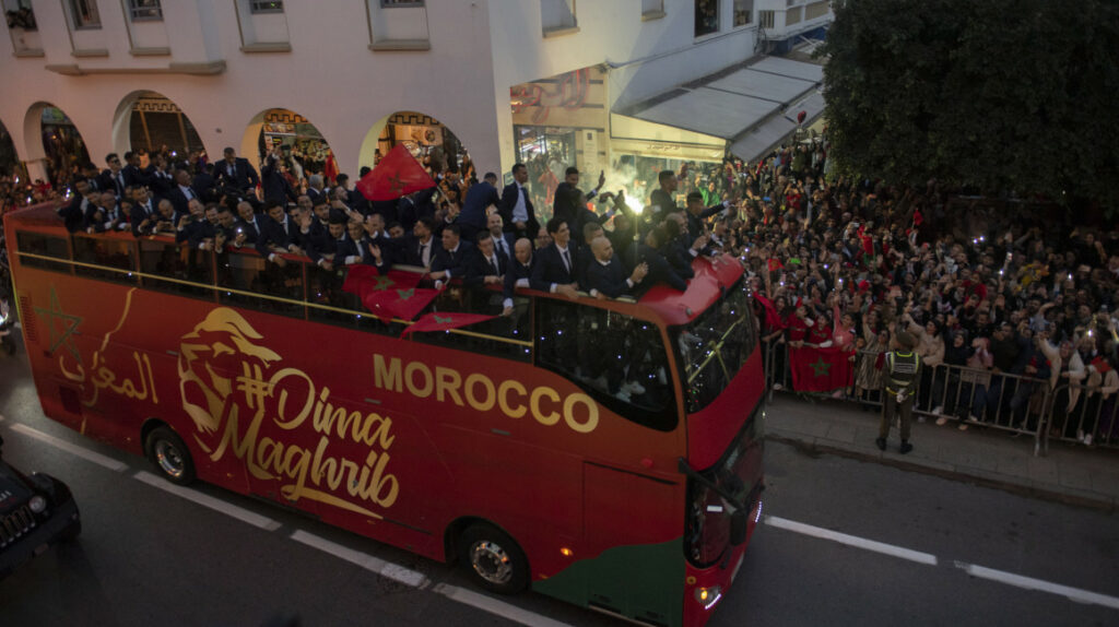 Los futbolistas de Marruecos son recibidos como héroes en Rabat