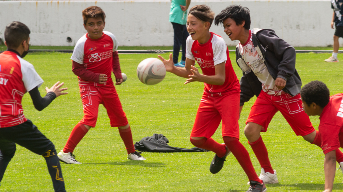 Niños de la Fundación Huma Rugby juegan en el estadio Rodrigo Paz Delgado, el 17 de diciembre de 2022.