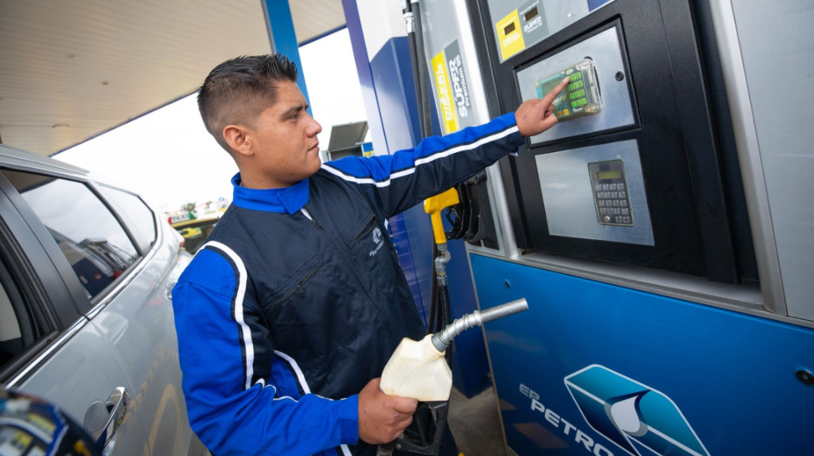 Despacho de gasolina Súper Premium en una gasolina de la marca de Petroecuador, el 21 de diciembre de 2022.
