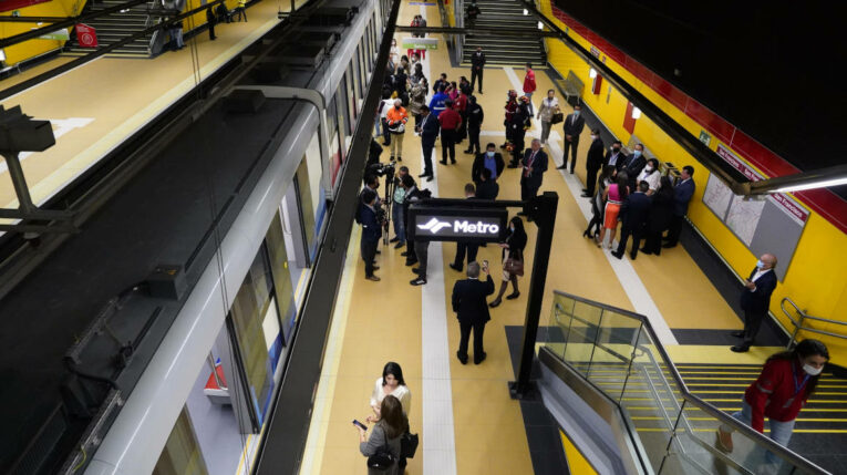 Personas en la estación San Francisco del Metro de Quito, el 21 de diciembre de 2022.