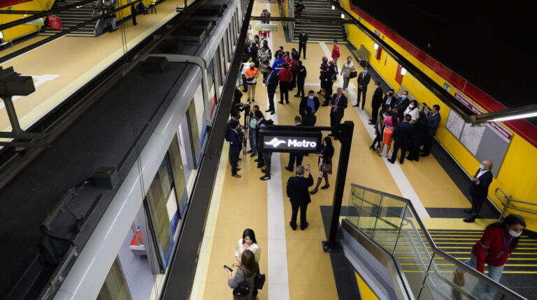Metro de Quito reactiva viajes y dice que solucionó problema de seguro