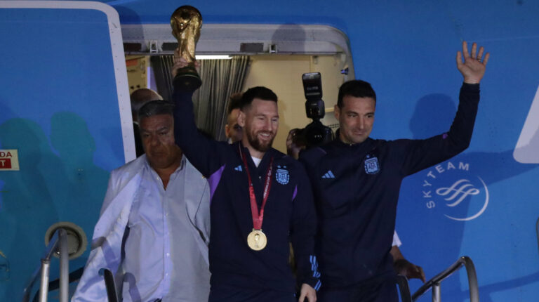 Lionel Messi y Lionel Scaloni al aterrizar en Argentina con el trofeo de la Copa del Mundo 2022.