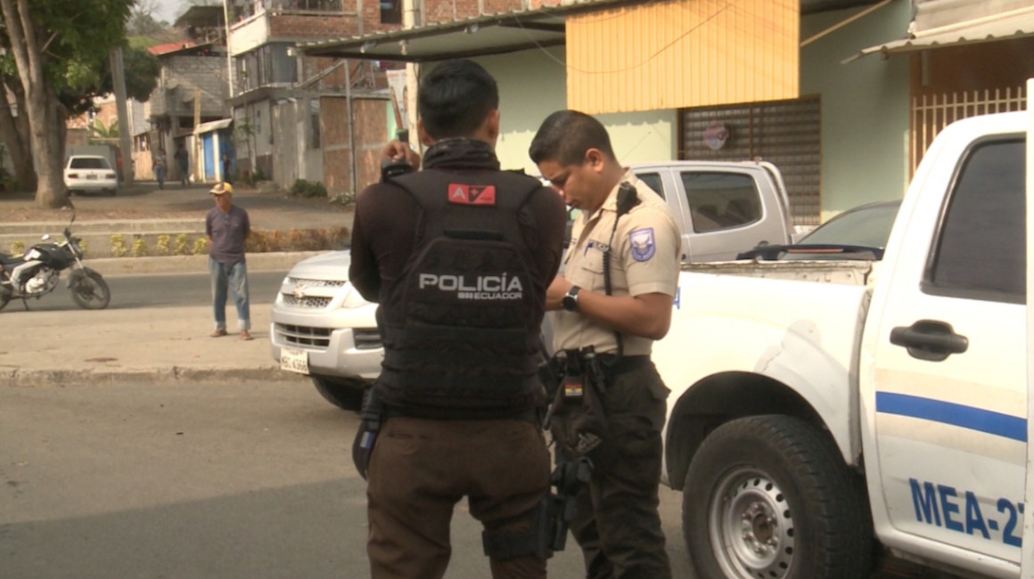 Agente de la Policía buscan indicios sobre el ataque contra el candidato Javier Pincay, en la ciudadela Los Tamarindos, en Portoviejo. 